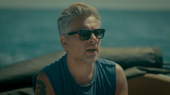 Benjamin Biolay est "Le penseur" dans son nouveau clip