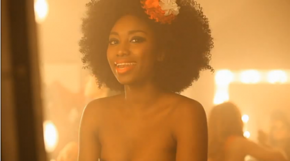 Inna Modja est sexy pour son "French Cancan"
