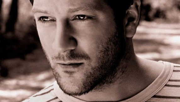 Matt Cardle à la poursuite d'une jolie rousse