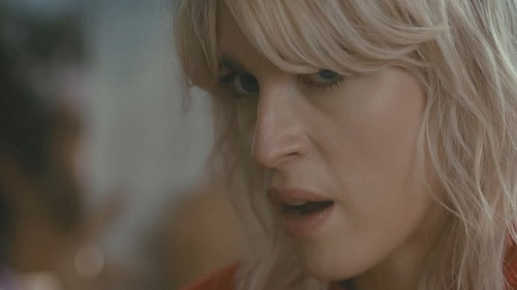 Découvrez le nouveau clip d'HollySiz !