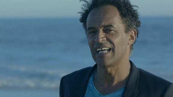 Yannick Noah à la plage dans le clip "On court"