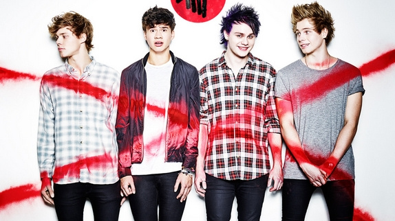 Le guitariste des 5SOS prend feu en plein concert !