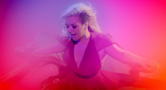 Kelly Clarkson livre le clip "Heartbeat Song"
