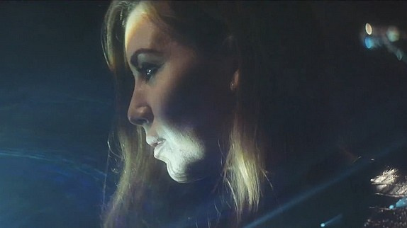 Lykke Li dans le clip "Never Gonna Love Again"