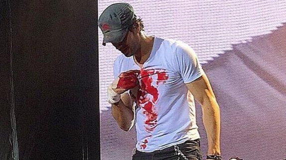 Enrique Iglesias se blesse sur scène (vidéo)