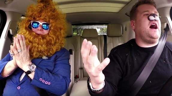 Elton John déchainé dans un karaoké