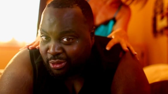 Issa Doumbia dans le clip "Kiffe en scred"