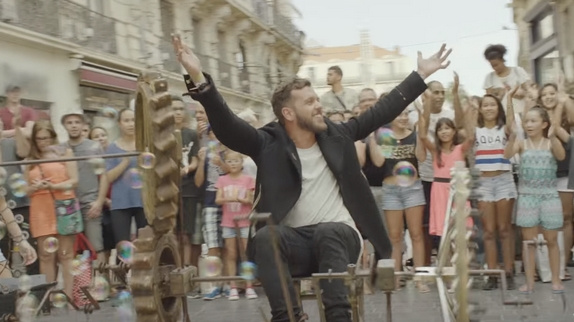 Claudio Capéo dévoile le clip "Ça va ça va"