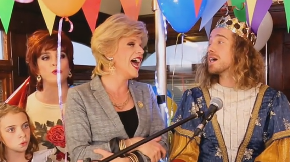 Julien Doré chante avec Catherine et Liliane