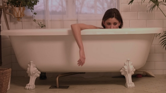 LÉON à fleur de peau dans le clip "Liar"