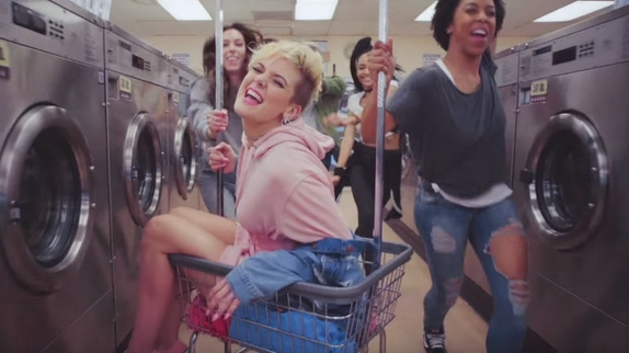 Betty Who se lâche dans "Some Kinda Wonderful"