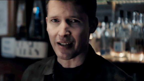 James Blunt est ivre d'amour dans "Bartender"