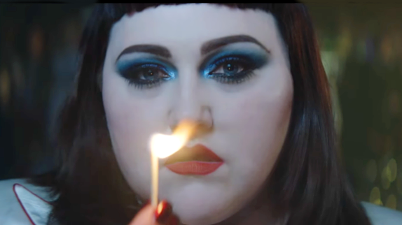 Beth Ditto (Gossip) met le feu avec "Fire"