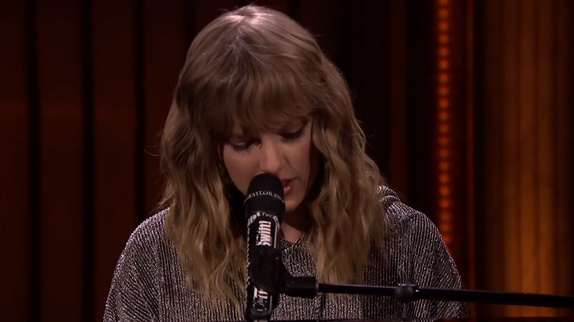 Taylor Swift chante "New Year's Day" en live