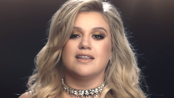 Kelly Clarkson : le clip "I Don't Think About You"
