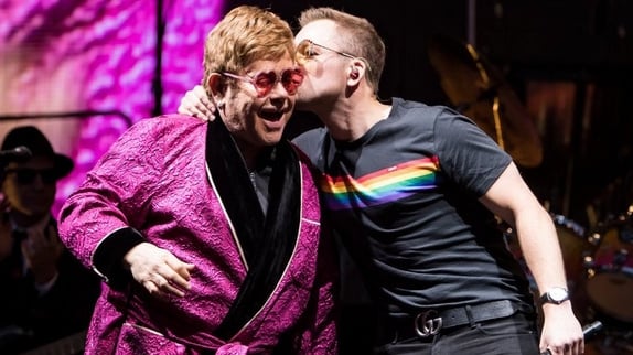 Taron Egerton rejoint Elton John sur scène