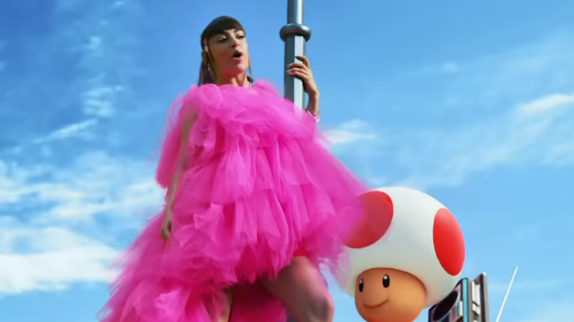 Charli XCX part à l'aventure avec Nintendo