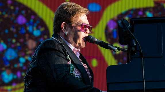 Elton John, en larmes, interrompt son concert