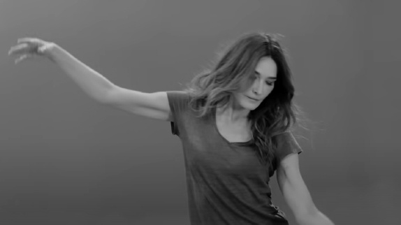Carla Bruni célèbre "Un grand amour"