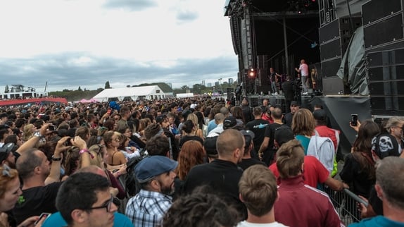 Covid-19 : les festivals debout autorisés