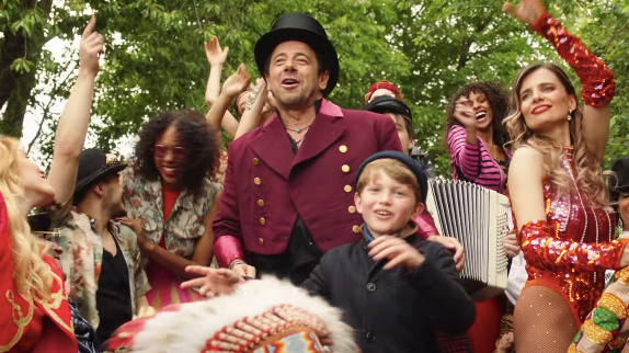 Patrick Bruel mène une troupe dans son clip