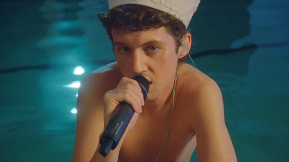 Troye Sivan à la dérive dans "could cry..."