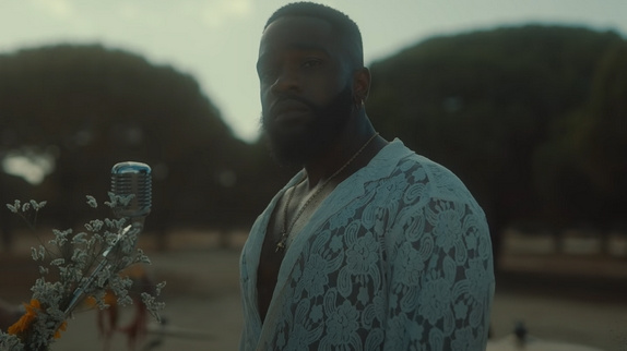 Tayc enchaîne avec "Dis-moi comment" : le clip !