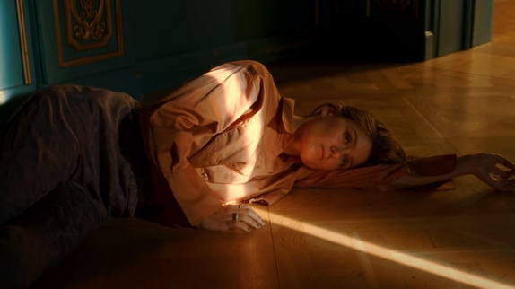 LÉON se relève dans le clip "Dancer"