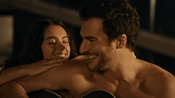 Amir romantique dans le clip "Rétine"
