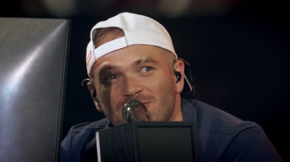 Jul sort son titre enregistré avec le public