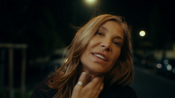 Zazie à la fête dans le clip "Let It Shine"