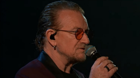 Bono reprend "With or Without You" sans U2
