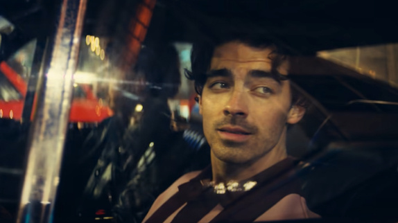 Jonas Brothers s'éclatent dans "Waffle House"