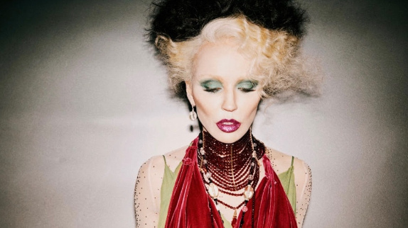 Daphne Guinness : le clip chic "Hip Neck Spine"