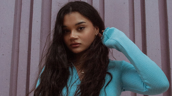 Adeline Lovo : une chanson signée Louane !
