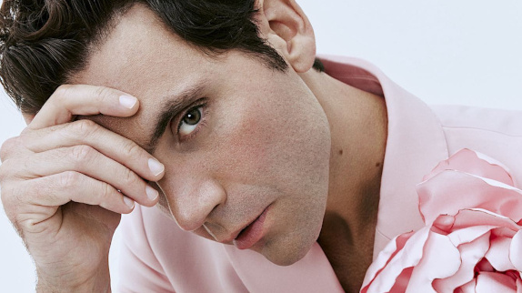 Mika signe un retour pop avec "C'est la Vie"