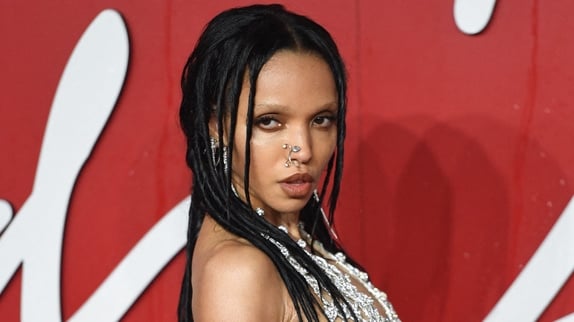 FKA Twigs en colère : sa pub bannie