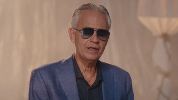 Andrea Bocelli revisite "Vivo Per Lei"
