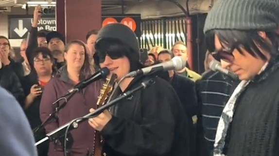 Cette star de la pop donne un concert dans le métro
