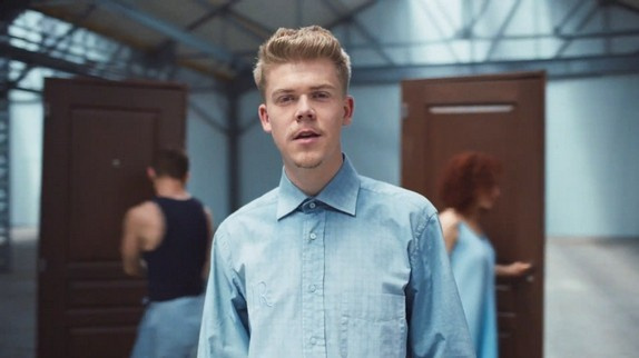 Charles (Star Academy) se met à la danse dans son clip