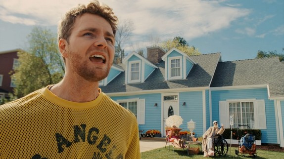 Alex Warren vit un "Fever Dream" dans son clip