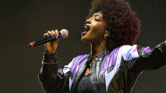 Ebony reprend un tube de Mylène Farmer
