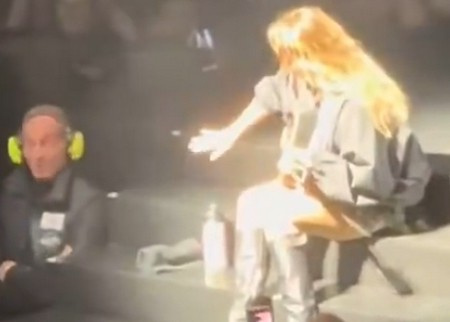 Louane recadre un agent de sécurité en plein concert