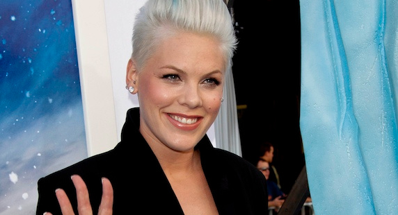 Pink reprend "Girl On Fire" d'Alicia Keys en live