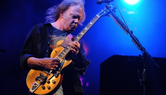Neil Young reprend "God Save The Queen"