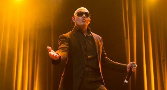 Pitbull invite C. Aguilera sur "Feel This Moment"