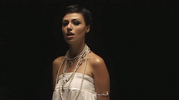 Gabriella Cilmi dévoile le clip de "Symmetry"