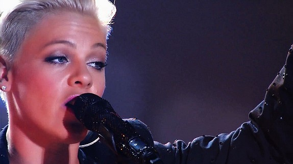 Pink en live dans le clip "Are We All We Are"