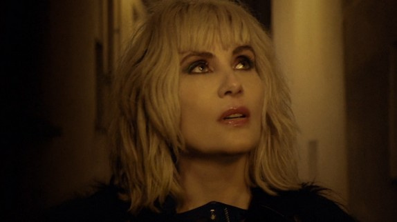 Emmanuelle Seigner soumise dans "Distant Lover"