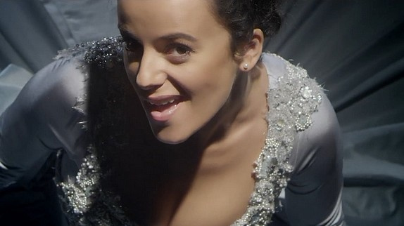 Alizée devient "Cendrillon" : le clip "Tendre rêve"